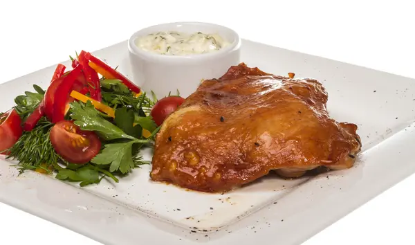 Pollo asado con verduras en un plato blanco — Foto de Stock