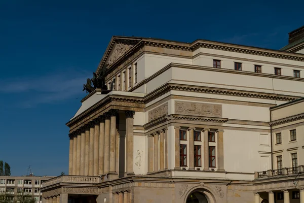 Varsovia, Polonia: construcción de la Ópera Nacional y el Teatro Nacional —  Fotos de Stock