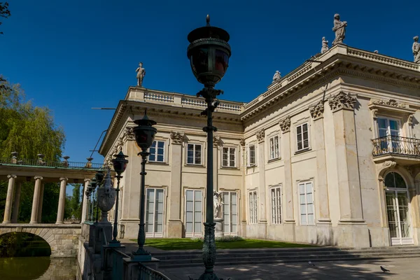 Το παλάτι της lazienki στο πάρκο lazienki, Βαρσοβία. lazienki krolewski — Φωτογραφία Αρχείου