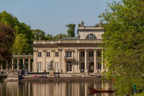 Het lazienki-paleis in lazienki park, Warschau. Lazienki krolewski — Stockfoto