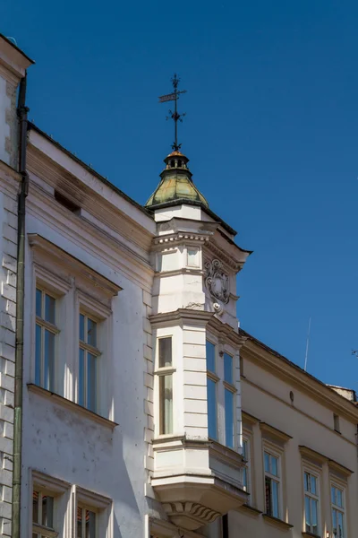 Bella facciata della vecchia casa di città a Cracovia, Polonia — Foto Stock