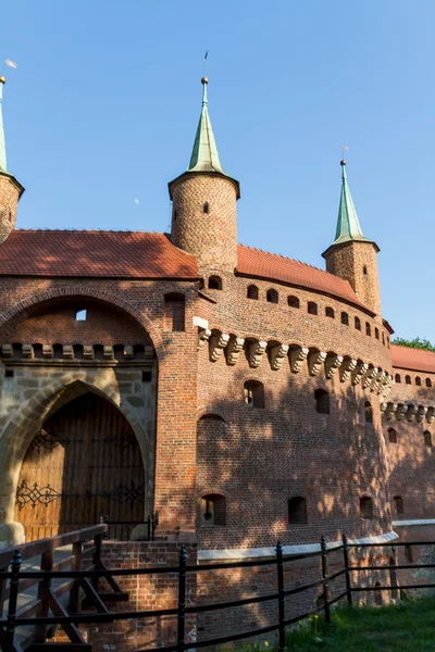 Egy kapu, Krakkó - a legjobb állapotban fennmaradt barbican Európában, Lengyelország — Stock Fotó