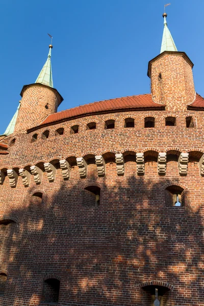 Una puerta a Cracovia - la barbacana mejor conservada de Europa, Polonia — Foto de Stock