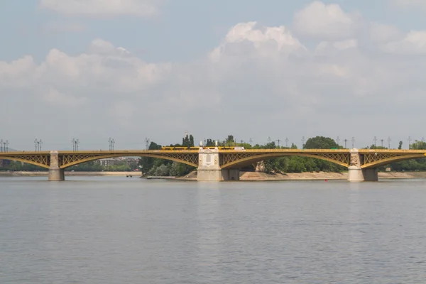 Γραφική θέα της γέφυρας πρόσφατα ανανεωμένη margit στη Βουδαπέστη. — Φωτογραφία Αρχείου