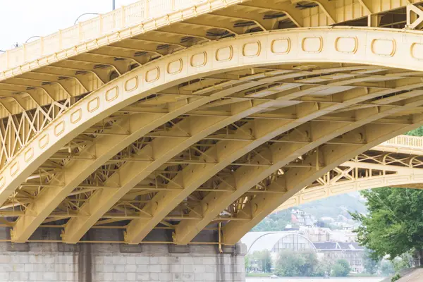 Vista panorámica del recientemente renovado puente Margit en Budapest . — Foto de Stock