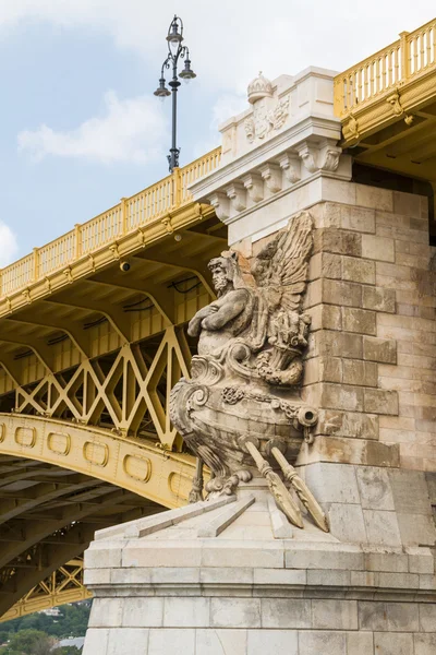 Schilderachtig uitzicht van de onlangs vernieuwde margit brug in Boedapest. — Stockfoto
