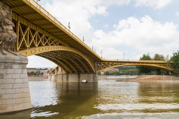 Festői kilátás nyílik a nemrégiben felújított margit híd-Budapest. — Stock Fotó