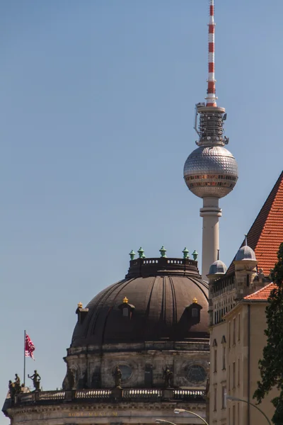 Televizní věž v berlin mitte — Stock fotografie