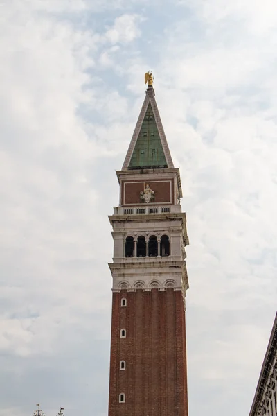 St mark 's campanile - campanile di san marco auf italienisch, der Glockenturm — Stockfoto