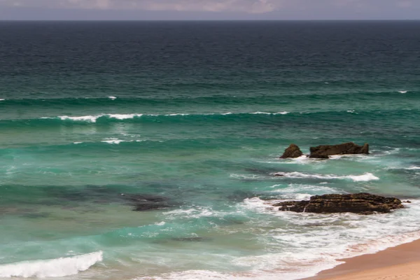 De golven vechten over verlaten rotsachtige kust van de Atlantische Oceaan, — Stockfoto