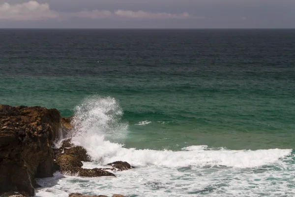 De golven vechten over verlaten rotsachtige kust van de Atlantische Oceaan, — Stockfoto