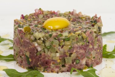 Steak tartare ile yumurta