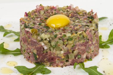 Steak tartare ile yumurta