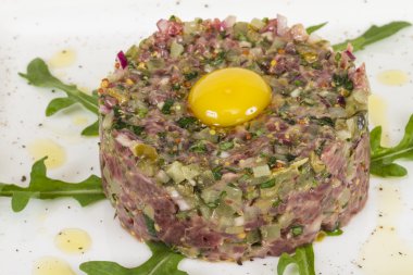 Steak tartare ile yumurta