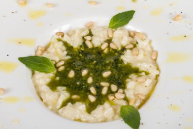 otlar ve beyaz zemin üzerine sedir somun ile lezzetli risotto yemek fotoğrafı