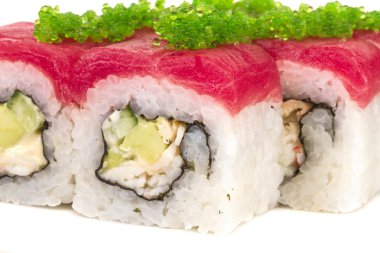 Maki sushi - rulo Yengeç, avokado, salatalık içinde yaptı. Taze orkinos ve dışarıda tobico Karaca