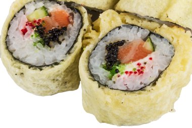 Japon mutfağı-tempura maki sushi (somon, tobiko Karaca ve krem peynir içinde yapılan derin kızarmış rulo)