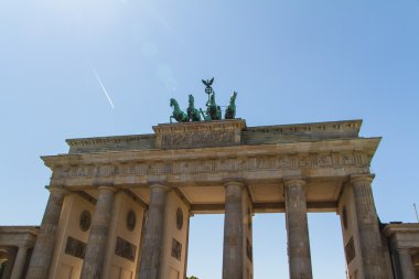 Brandenburger Tor (Brandenburg Kapısı) Antik ağ geçididir