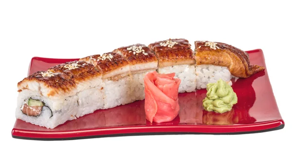 :Японская традиционная кухня - Маки-ролл с огурцом, сливочным сыром и сырым лососем и угрем — стоковое фото