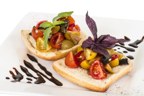 Tomates jugosos en pan fresco, pesto como cobertura —  Fotos de Stock