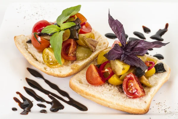 Saftiga tomater på färskt bröd, pesto som toppning — Stockfoto