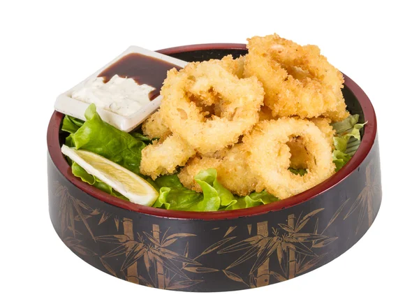 Calamari con anelli di calamari fritti con insalata verde — Foto Stock