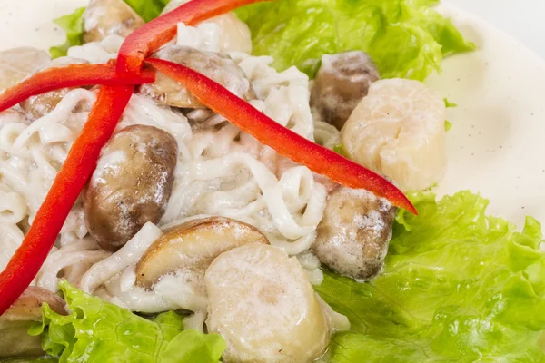 Популярное японское блюдо с гребешками и грибами — стоковое фото