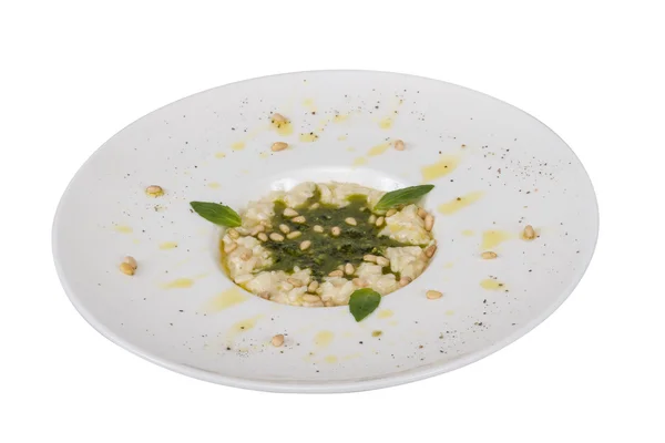 Foto di delizioso risotto con erbe aromatiche e noce di cedro su sfondo bianco — Foto Stock