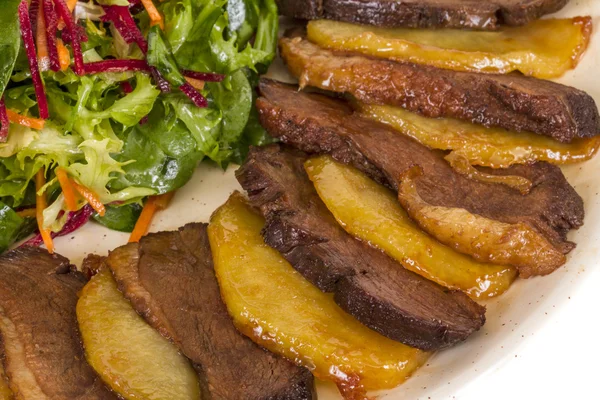 Filet z kaczki, tłuczone ziemniaki doprawione oliwą truflową, fig i anyżu sos — Zdjęcie stockowe
