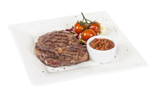 Gegrilde biefstuk geïsoleerd op een witte achtergrond — Stockfoto