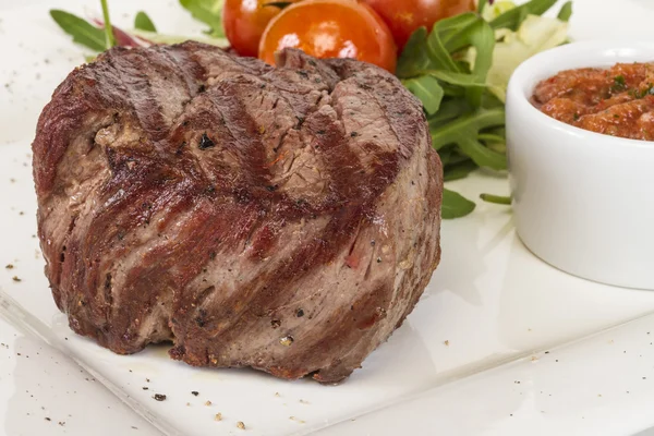 Grillezett marhahús Steak elszigetelt fehér Background — Stock Fotó