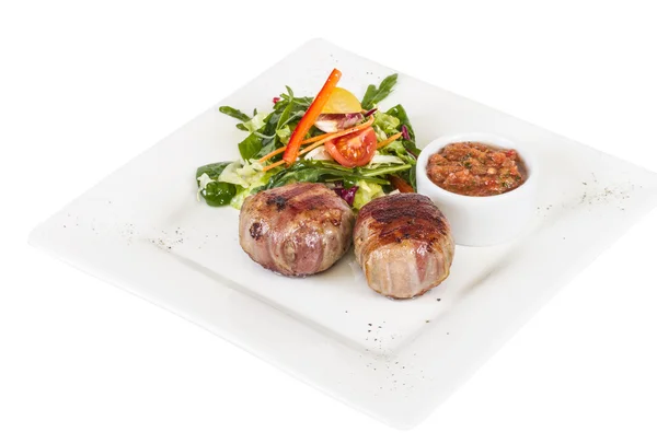 Roston sült steak grillezett zöldségekkel, burgonyapürével, baconba csomagolva — Stock Fotó