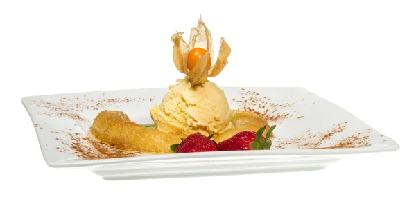 Dessert aus Banane, Eis, Karamell, Erdbeere und Minze — Stockfoto