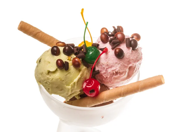 Iogurte e sorvete de chocolate em uma tigela de perto — Fotografia de Stock