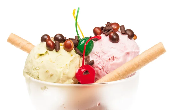 Iogurte e sorvete de chocolate em uma tigela de perto — Fotografia de Stock