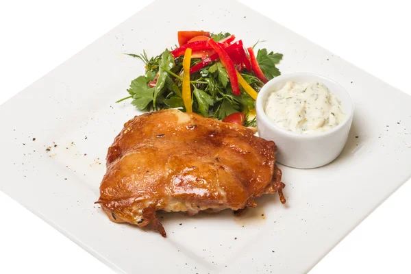 Жареная курица с овощами на белой тарелке — стоковое фото