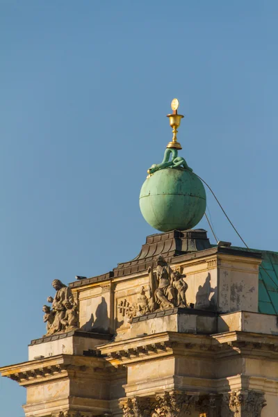 Warsaw, Polen - Karmelieten kerk van beroemde krakowskie przedmies — Stockfoto