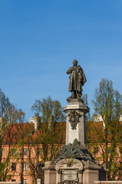Варшаві, столиці місто Польщі. Пам'ятник Адаму Міцкевичу, на — стокове фото