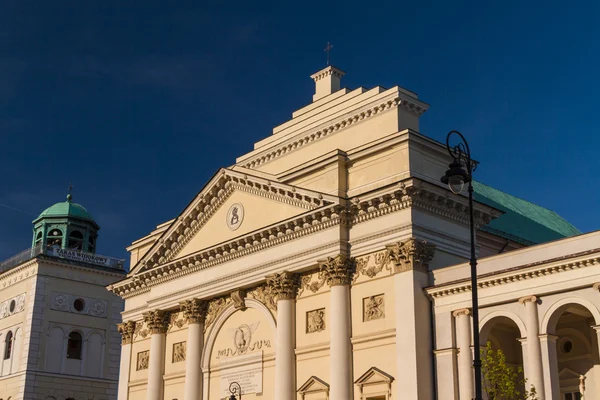 Varşova, Polonya. Saint anne neoklasik kilisede eski kasaba quart — Stok fotoğraf