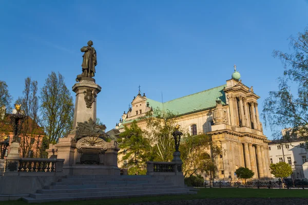 Warsaw, Polen - Karmelieten kerk van beroemde krakowskie przedmiescie straat. neoklassieke architectuur. — Stockfoto