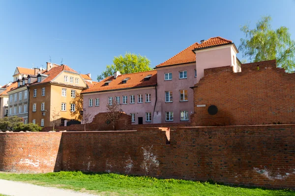 Bezienswaardigheden van Polen. de oude binnenstad van Warschau met renaissance barbican — Stockfoto