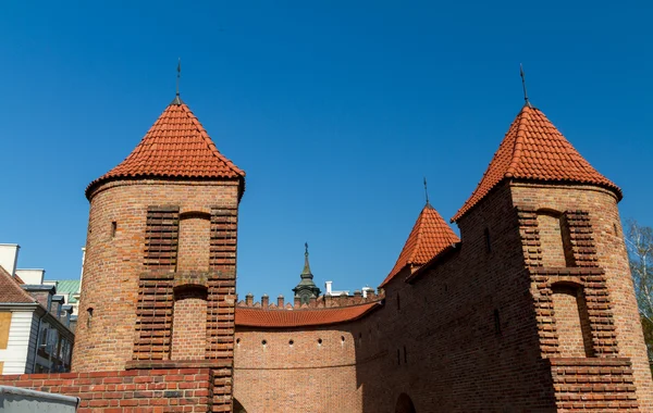 Památky Polska. Varšavské staré město s renesančním Barbakán — Stock fotografie