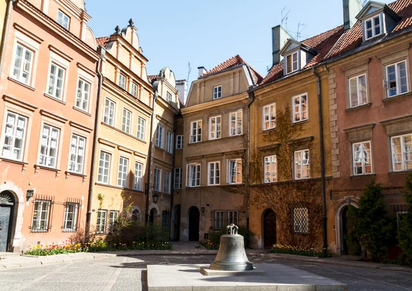 Widok w kierunku Starego Miasta Warszawy w Polsce Wyświetlono stary pęknięty dzwon z katedry teraz placu miasta — Zdjęcie stockowe