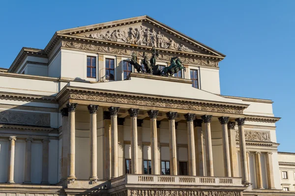 Varsovia, Polonia: construcción de la Ópera Nacional y el Teatro Nacional —  Fotos de Stock