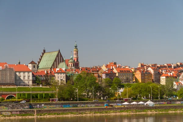 Oude stad door de rivier vistula schilderachtige landschap in de stad van Warschau, Polen — Stockfoto