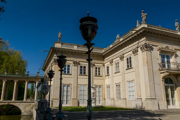Le palais Lazienki dans le parc Lazienki, Varsovie. Lazienki Krolewski — Photo