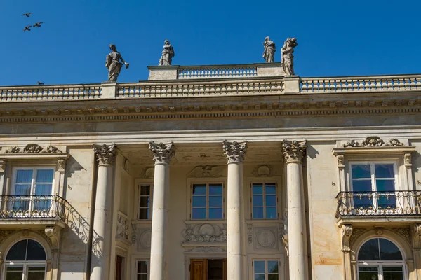 Lazienki palác v parku lazienki, Varšava. Lazienki krolewski — Stock fotografie