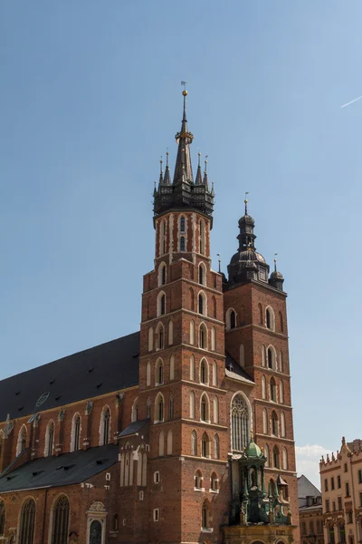 St. mary s Bazilikası (mariacki Kilisesi) - ünlü cracow (krakow), Polonya Gotik Kilise tuğla