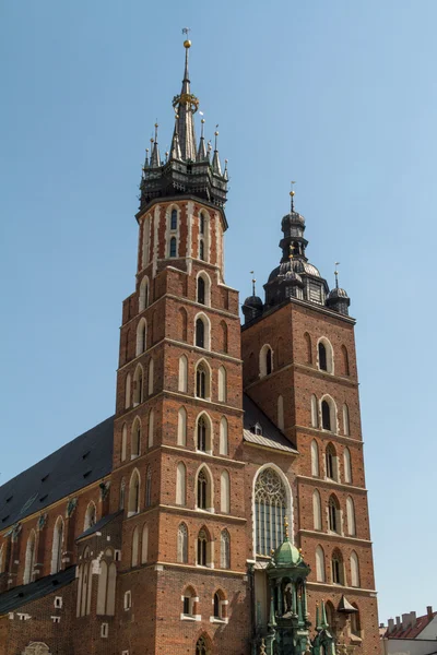 St. Mary 's Basilica (Mariacki Church) - известная кирпичная готическая церковь в Кракове (Краков), Польша — стоковое фото
