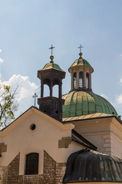 Церковь Святого Иакова на главной площади в Кракове, Польша — стоковое фото